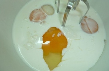 збиваємо яйця з вершками