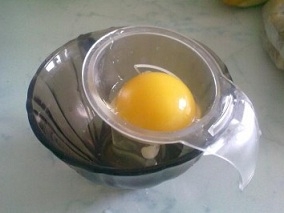 Відокремлюємо жовток від білка