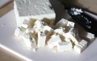 ріжемо на квадратики сир