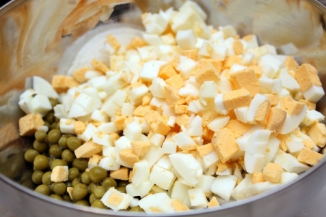 додаємо нарізані яйця