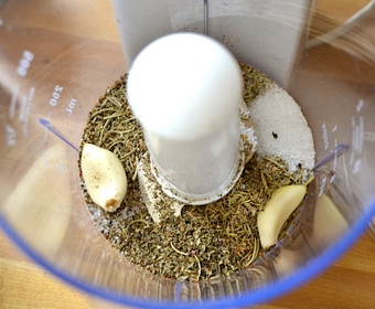 викладаємо всі інгредієнти для заправки в блендер