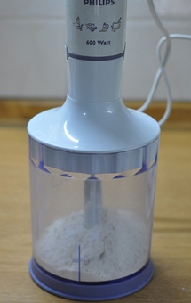 збиваємо борошно з содою і пекарським порошком