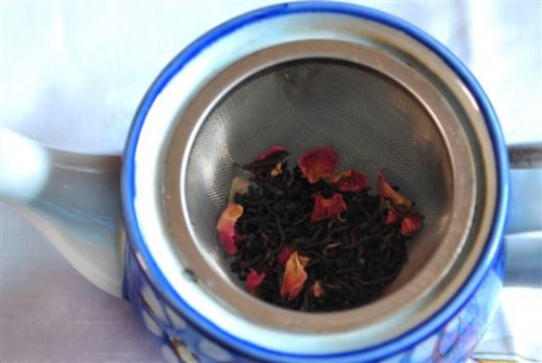 засипаємо чай, м'яту і троянду