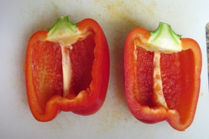 червоний перець Розрізаємо на дві половинки