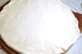 розкачуємо з тіста коржик