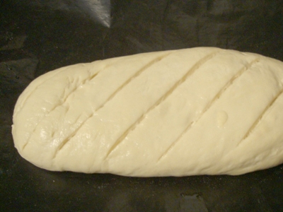 Робимо надрізи на поверхні батона