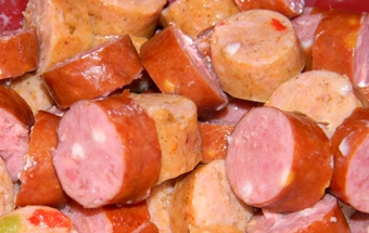 нарізаємо на шматочки ковбасу