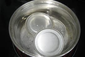 кип'ятимо кришки в каструлі