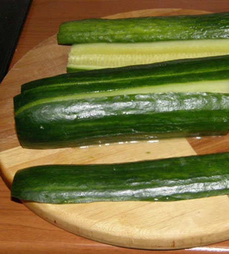 Нарізаємо огірки