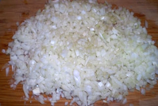 подрібнюємо цибулю