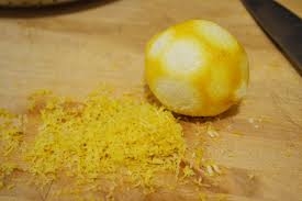 натираємо на тертці лимонну шкірку