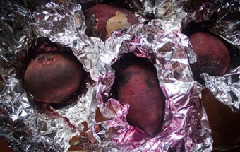 запікаємо буряк у фользі