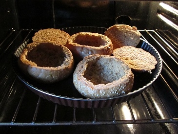 Розігріваємо тарілки з хліба