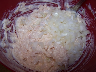 змішуємо куряче філе, цибулю і майонез