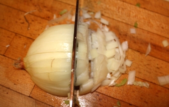 дрібно рубаємо цибулю