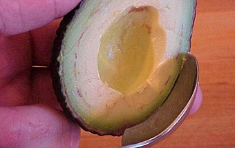 выскабливаем м'якоть авокадо