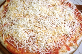 посипаємо піцу сиром