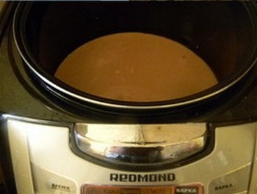 зверху виливаємо тісто