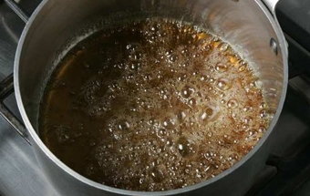 кип'ятимо цукор у воді