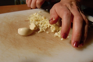 подрібнюємо часник