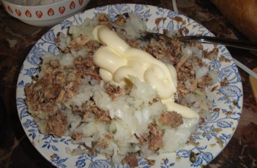 Змішуємо всі інгредієнти страви