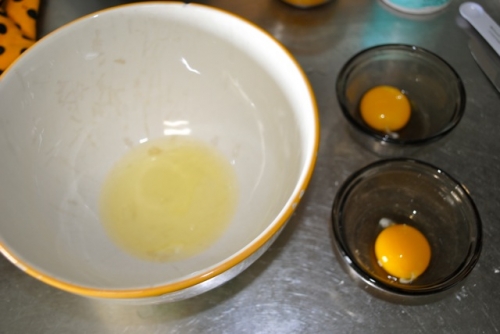 відокремлюємо білки від жовтків