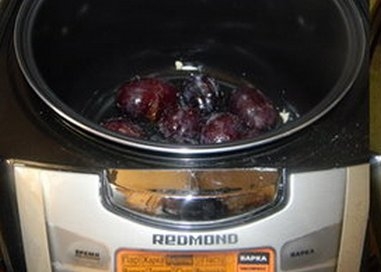 викладаємо в каструлю сливи