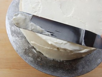 Змащуємо світлі коржі кремом