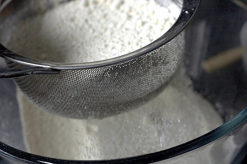 просіваємо борошно