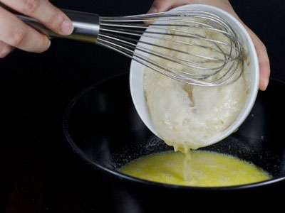 дріжджі в мисці