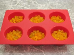 зверху викладаємо фрукти