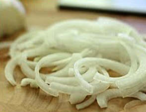 нарізаємо цибулю на півкільця