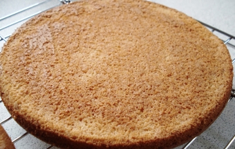 дістаємо корж з форми для запікання