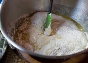 додаємо в цукрову рідина борошно, вершкове масло, яйце