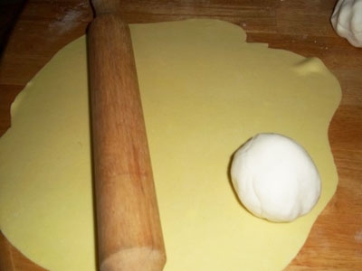 мастика на столі