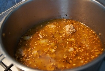 Тушкуємо м'ясо з перловкою