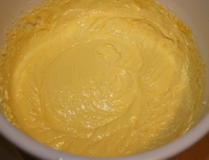 Змішуємо цукор з маслом