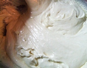 додаємо в збиті жовтки борошно