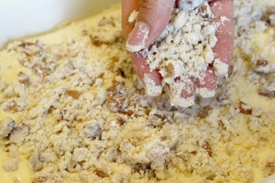 посипаємо пісочний торт пісковими крихтами