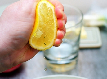 Вичавлюємо сік з лимона