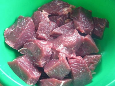 м'ясо в мисці