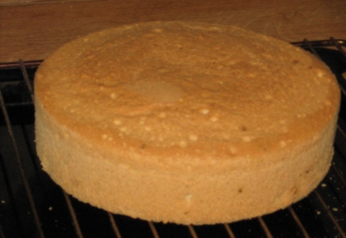 виймаємо бісквіт з форми