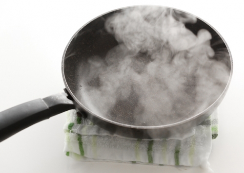 Остуджуємо сковороду на рушник