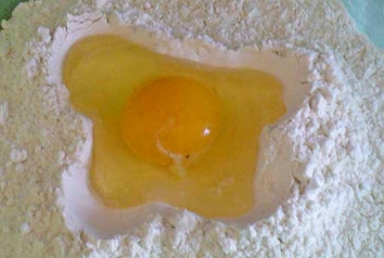 Вбиваємо в борошно яйце
