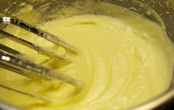 збиваємо суміш з яйцями