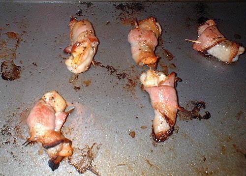 смажені креветки з беконом