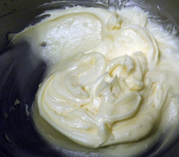 збиваємо масло з цукровою пудрою