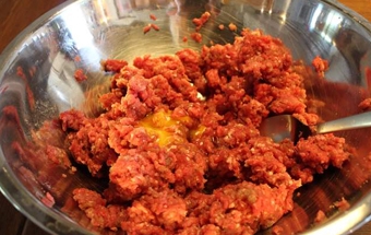 перемішуємо м'ясний фарш з цибулею і яйцем