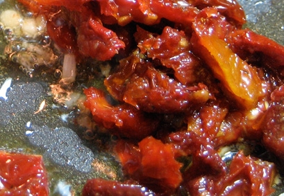 викладаємо в сито висушені помідори