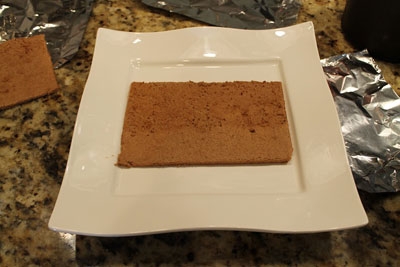 корж на тарілці